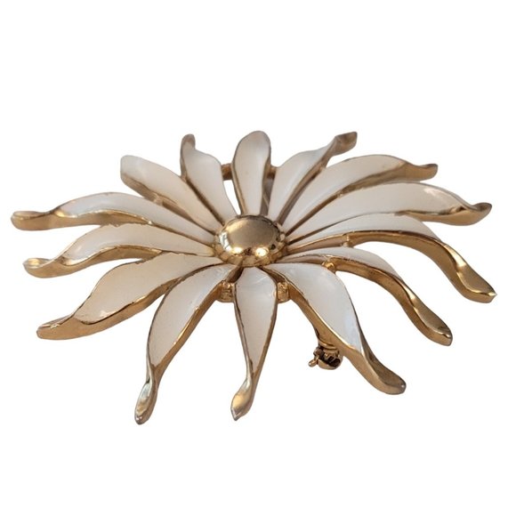 Trifari Crown Over T Gold Tone White Enamel Flower Petal Brooch Pin, Signed E460 - Picture 3 of 9